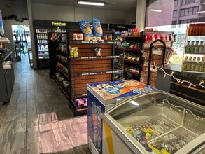 Building Photo - 410 W 7th St