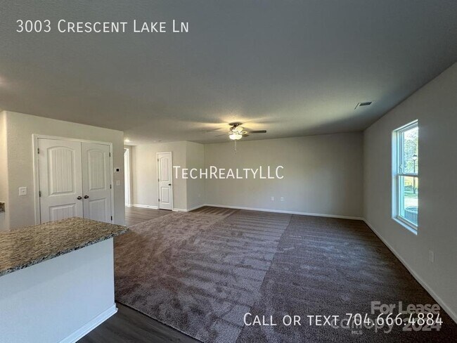 Building Photo - 3003 Cres Lk Ln