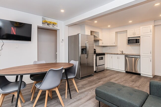 Building Photo - 6548 Av. Azilda