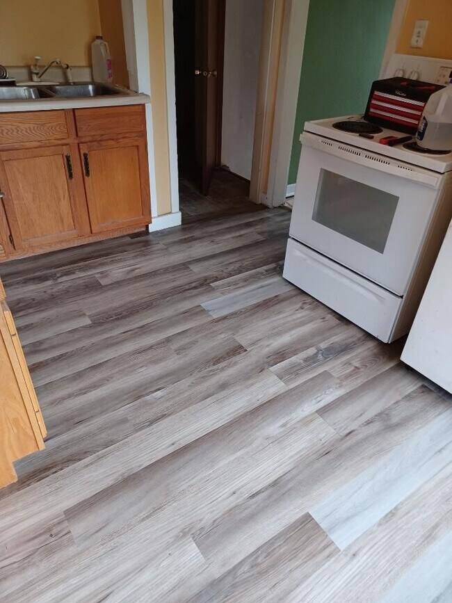 Cocina con suelo renovado y nevera de bajo consumo. - 2432 Prais St