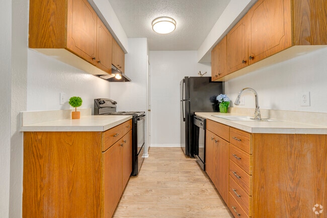 1BR, 1BA - 653SF - Kitchen - Heritage Apartments