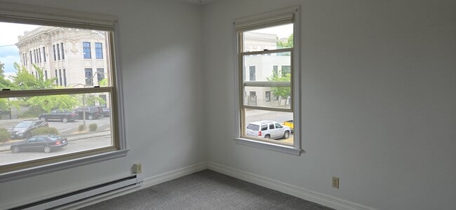 Building Photo - 2404 Hoyt Ave