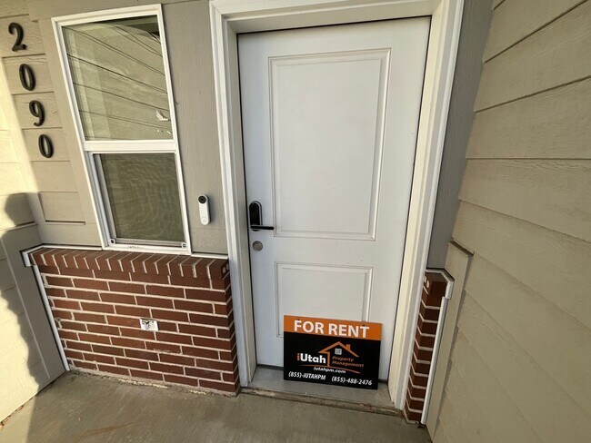 Building Photo - 3 bedroom 2.5 Bath Townhouse