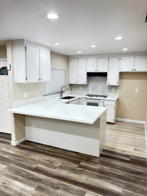 Building Photo - 6522 Village Green Dr