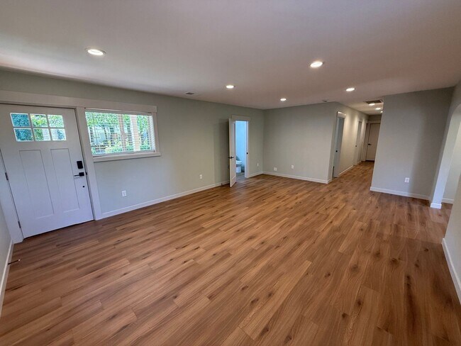 Building Photo - 805 Boxwood Ln SE