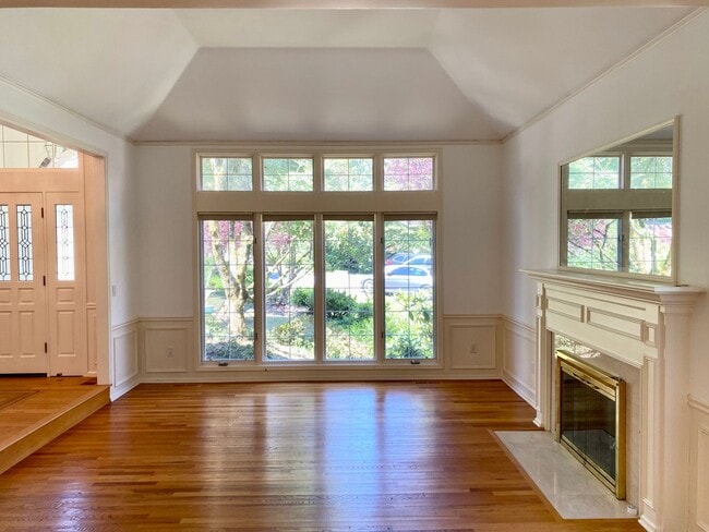 Building Photo - Beautiful 4 bedroom 2.5 bath Burnstead in ...