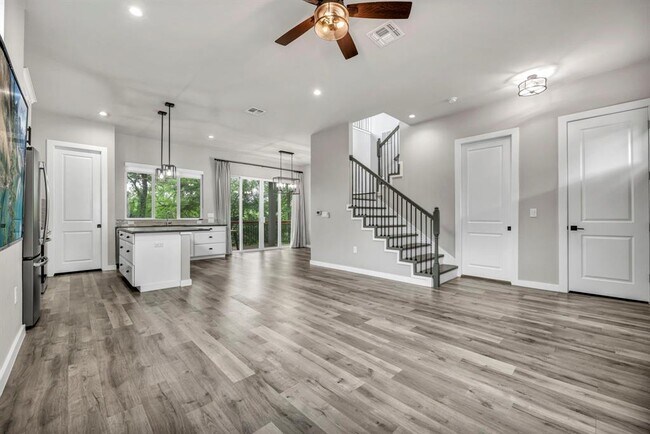 Building Photo - 1107 Lott Ave