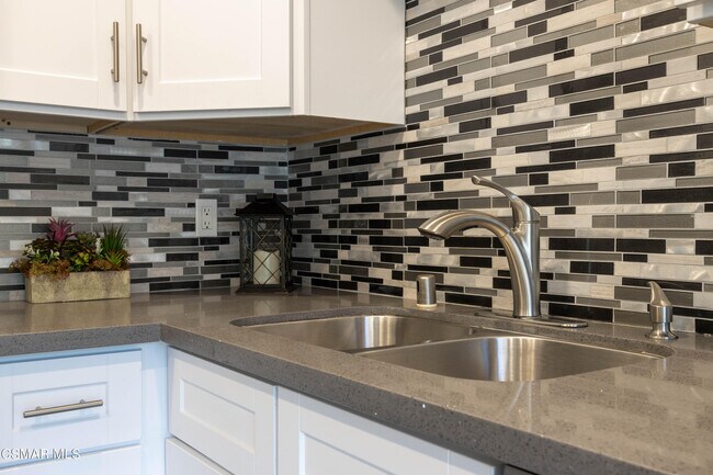 Foto del edificio - 1322 Alessandro Dr