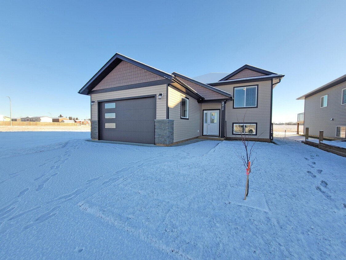 Photo principale - 8415-8481 81 St