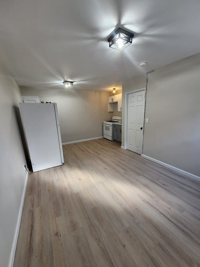 Building Photo - 485 Lakeside Ave