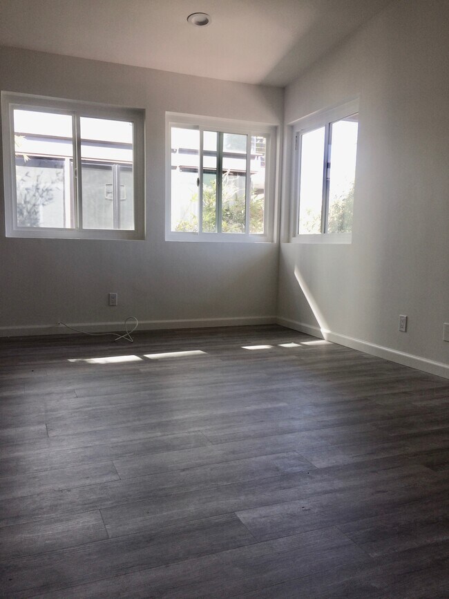 Living room - 19 Breeze Ave