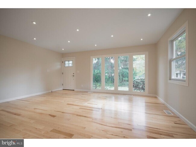 Foto del edificio - 384 Walnut Ln