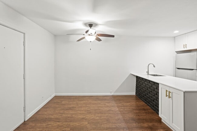 Building Photo - 2121 Fountain View Dr