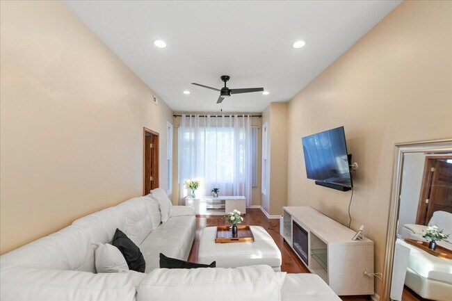 Foto del edificio - 2028 N Hamlin Ave