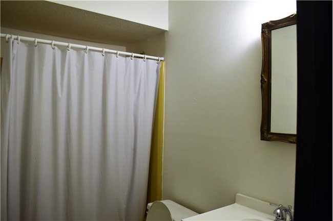 Foto del edificio - 230 Hallock Ave