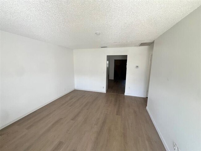 Foto del edificio - 3321 Grove Rd