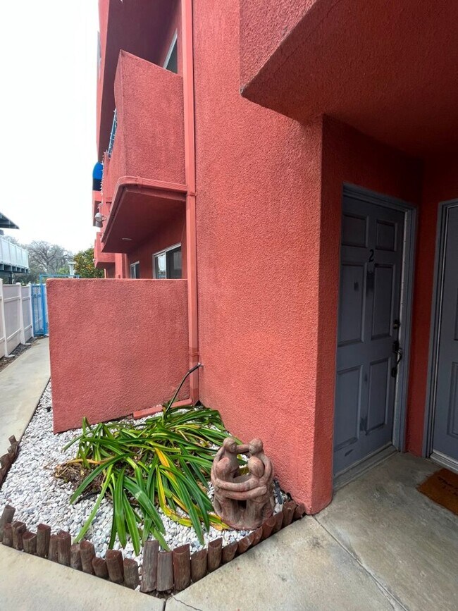 Building Photo - 1st floor Studio City 2+2 w/all appliances...