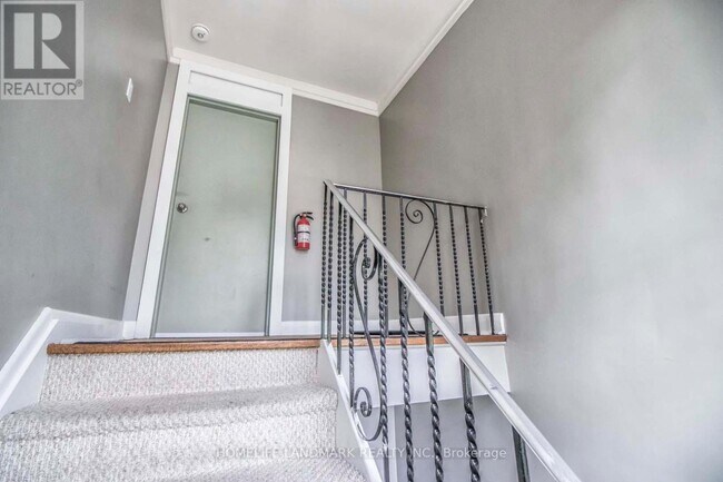 Photo du bâtiment - 66 Queensbury Ave