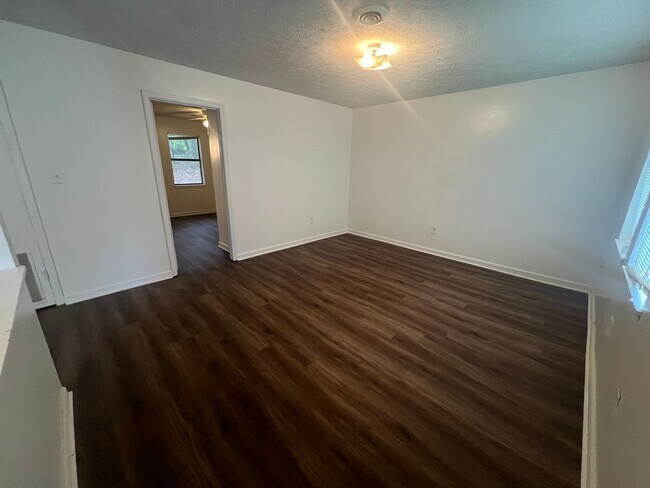 Foto del edificio - Two bedroom duplex on Eastside