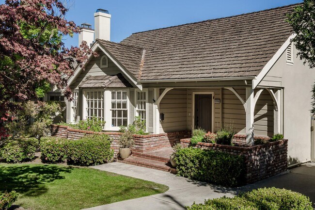 Foto del edificio - Charming Burlingame Home, 2 Bedroom / 1 Ba...