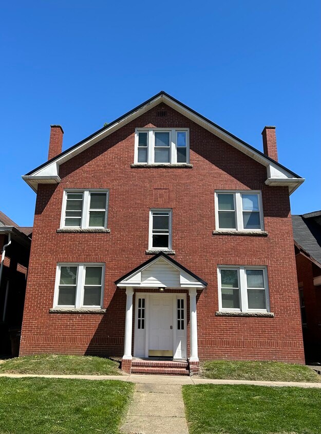 Multiple Units Available - 928 11th St