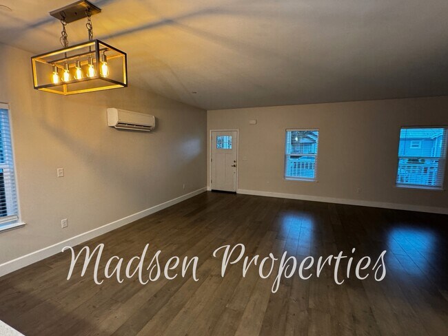 Foto del edificio - 2127 Hewitt Ave