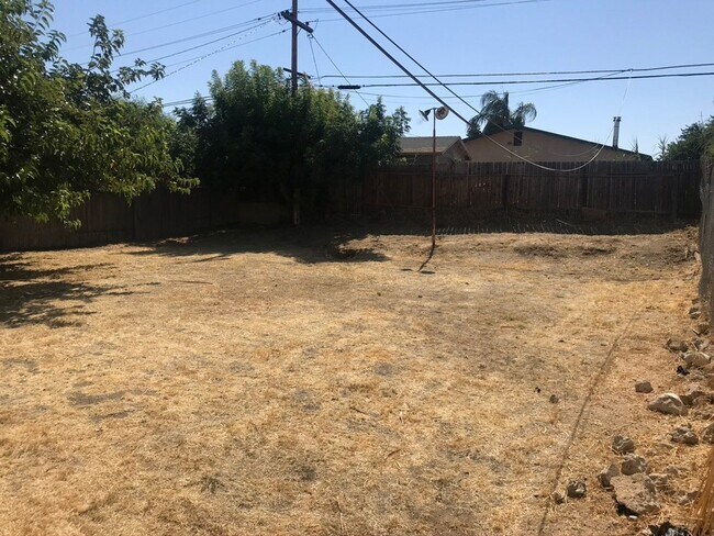 Building Photo - 2712 Valencia Dr. Cute 3Bedroom + 2Bath $1...