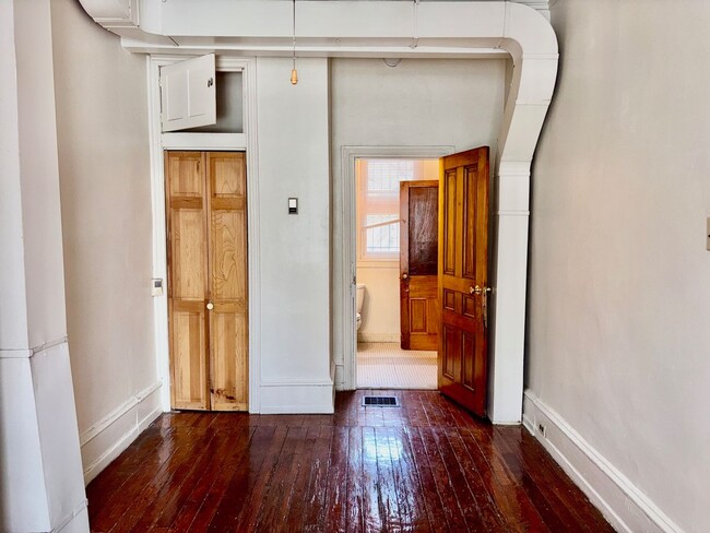 Building Photo - 5 S 43rd St
