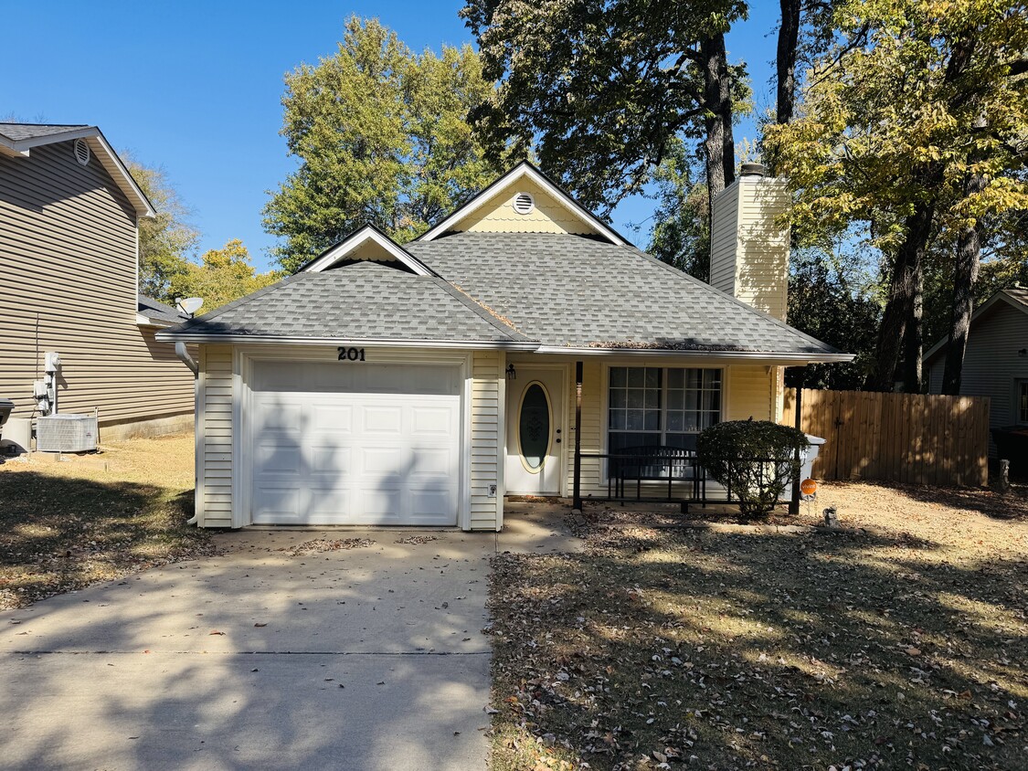 Front - 201 Austin Cir