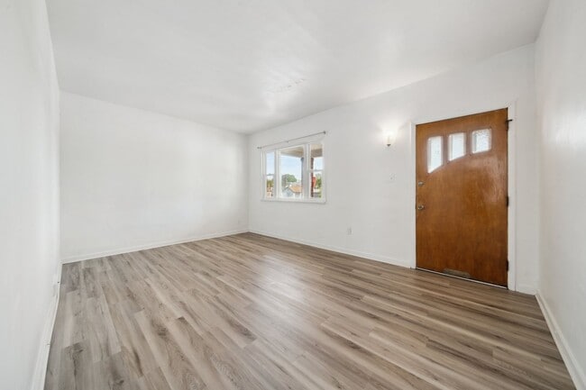Building Photo - Stunning 3 Bedroom home in Greensburg Avai...