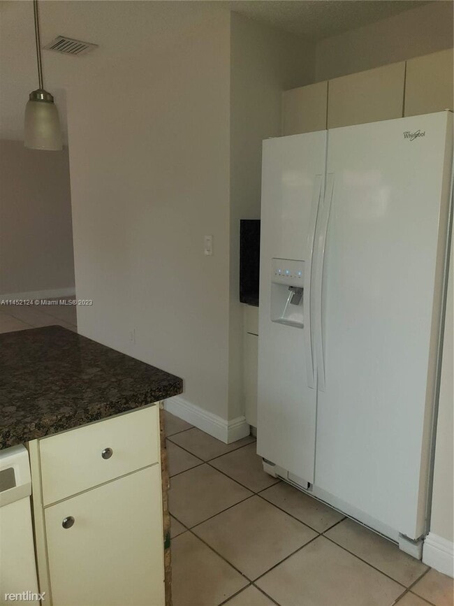 Building Photo - 3 br, 2.5 bath House - 271 Aspen Way # 271