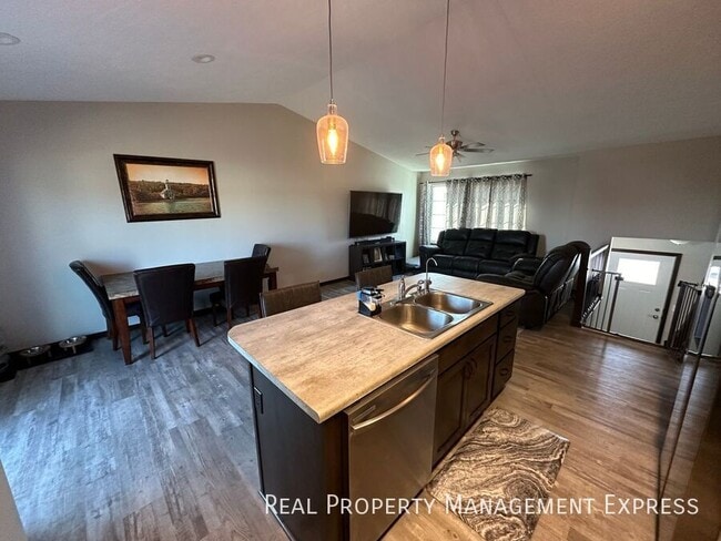 Building Photo - 4 Bedroom 3 Bathroom Home for Rent