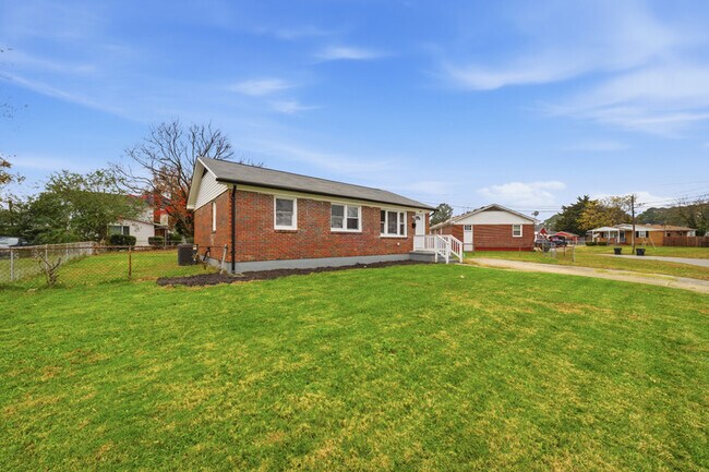 Building Photo - 913 Dandridge Dr