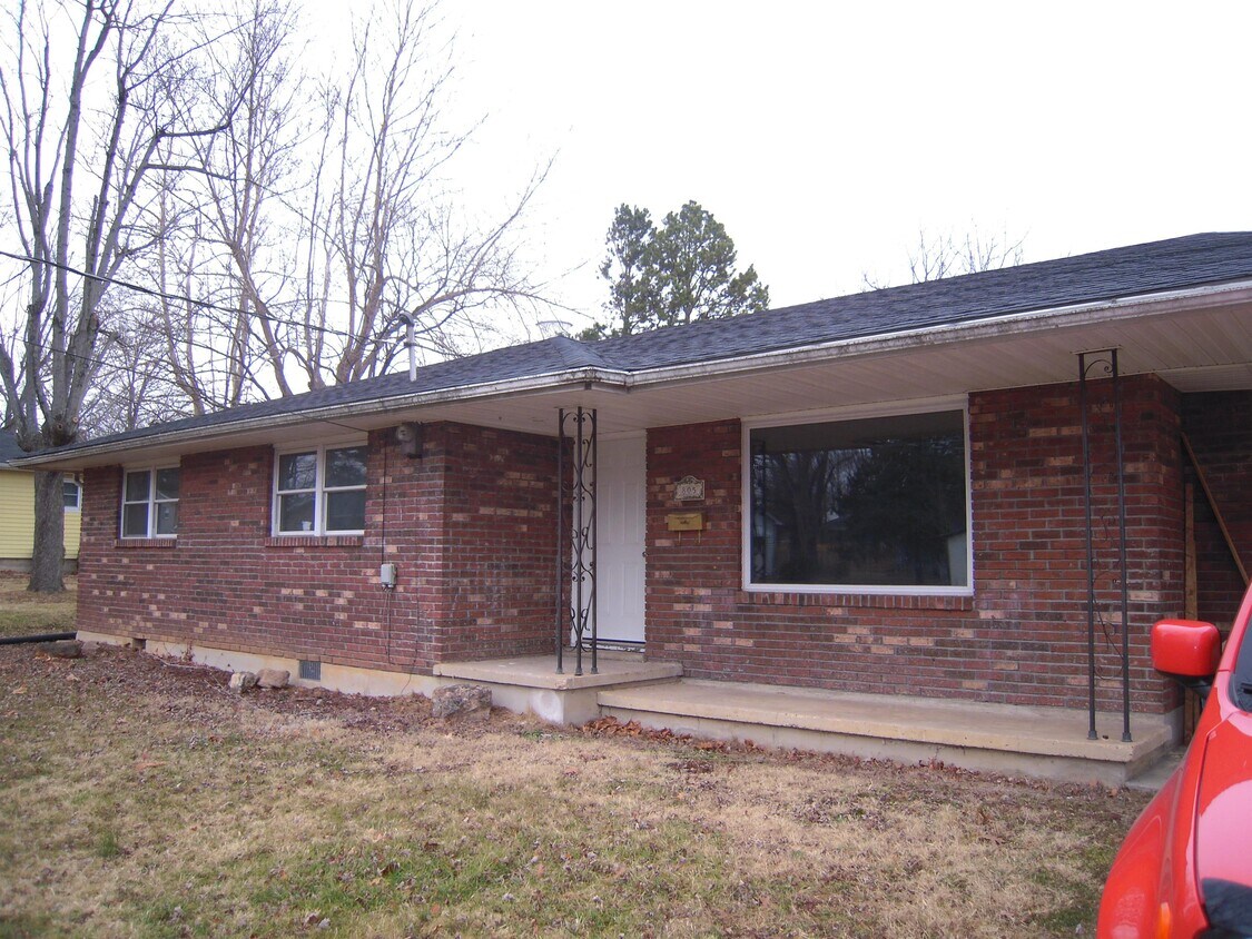 805 Monroe Ave, Cuba, MO 65453 House for Rent in Cuba, MO