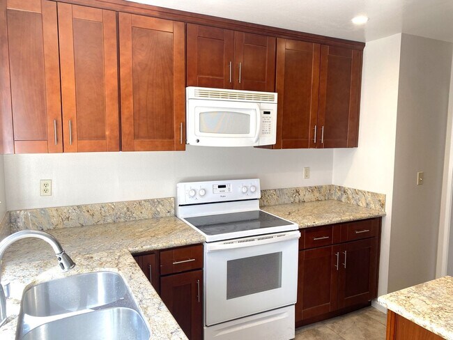 Foto del edificio - Newly Updated Condo in Irvine, with Two Ca...