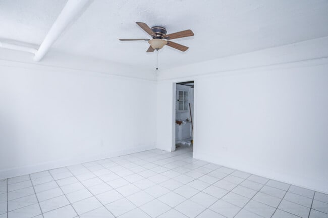 Building Photo - 1900 W Ainslie St