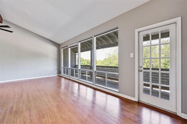 Foto del edificio - 1100 Azie Morton Rd