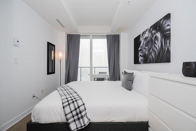 Building Photo - 1255 Rue Saint-Jacques