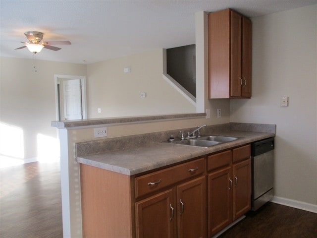 Foto del edificio - 611 Westbury Way