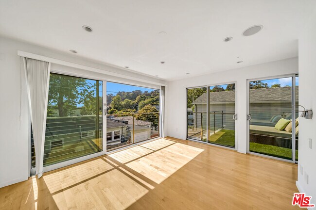 Building Photo - 257 Entrada Dr
