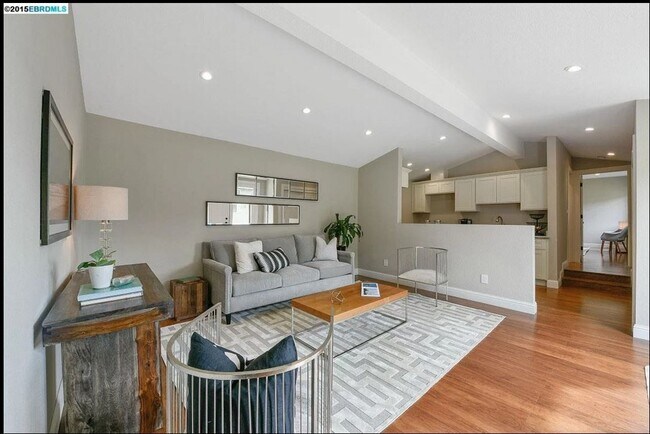 Building Photo - 1700 1/2 Pearl - 30% Rental Fee