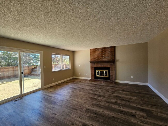 Foto del edificio - 180 Prairie Ridge Rd