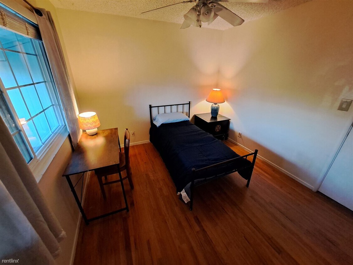 Primary Photo - Room for Rent, 1 bath House - 5517 Fiesta ...