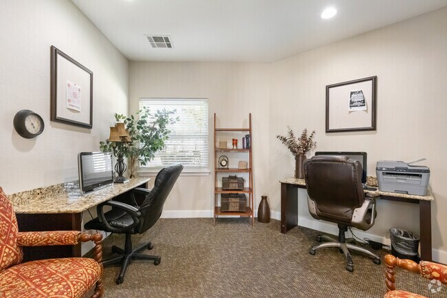 Centro de negocios - Summit Ridge Apartments