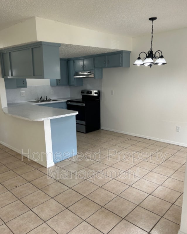 Building Photo - 1000 Acacia Cir