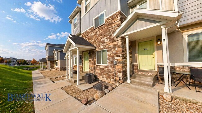 Foto del edificio - Large Herriman 3 Bed 2 Bath Town Home!