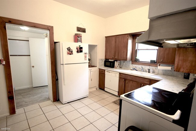 Building Photo - 4 br, 1.5 bath House - 1418 Merrill St
