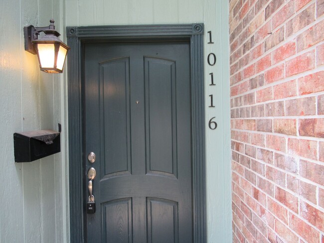 Building Photo - Beautiful Townhome