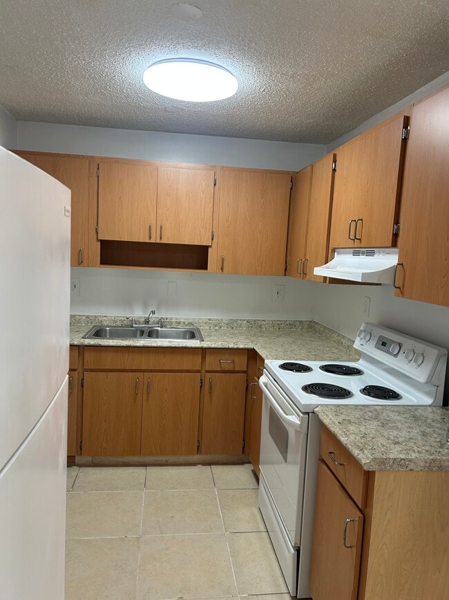 Building Photo - 5634 NW 27th Ct