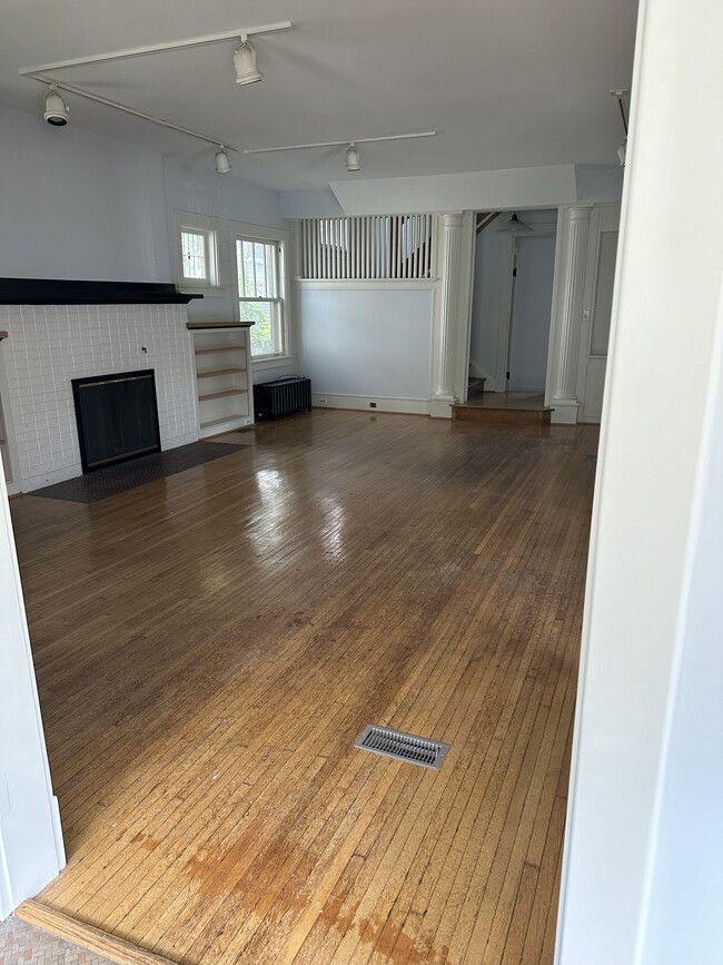 Living Room - 1110 N Maplewood Ave